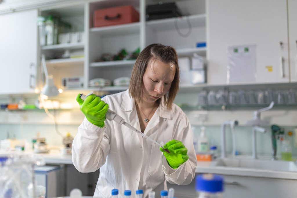 Photo of Nadine Großmann working in the lab