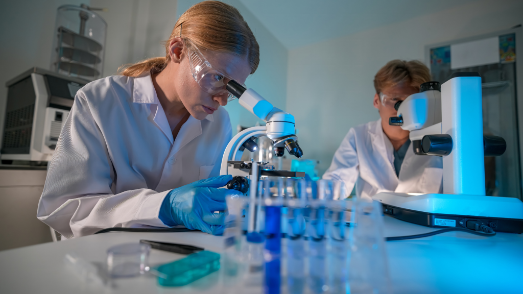 Photo os two people working in a science lab
