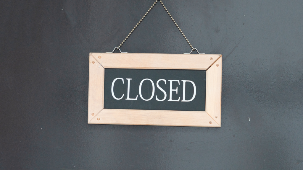 Photo of a closed sign.